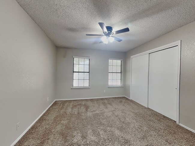 Building Photo - Stylish Candleridge Townhome with Private Patio, HOA Lawn Care & Appliances Included!