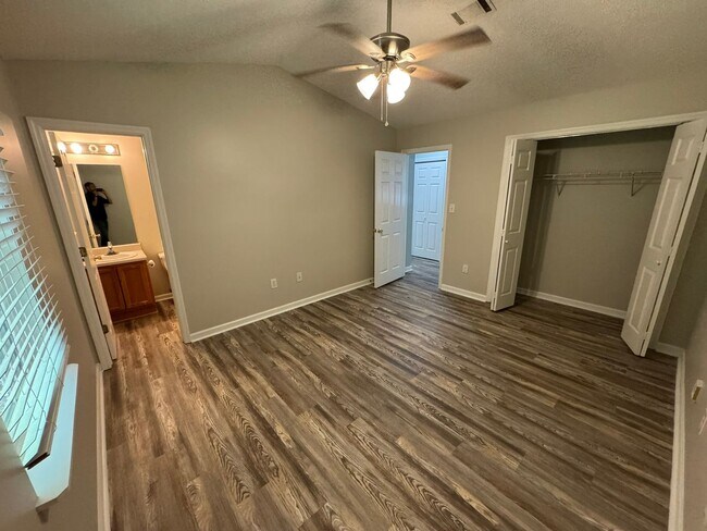 Building Photo - Cute 2 Bedroom Home in The Vineyard!