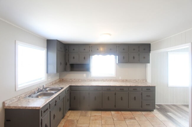Building Photo - 3 Bedroom, 1.5 Bath! New on the Market!  B...