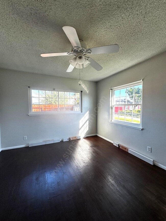 Building Photo - Stunning 3 Bedroom, 2 Bathroom Home on a L...