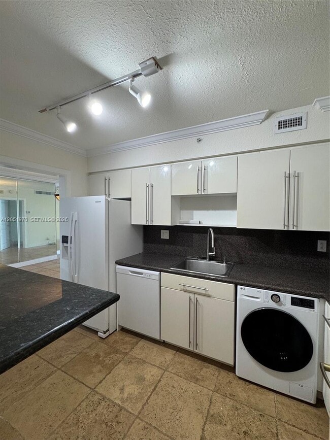 Building Photo - 2501 S Ocean Dr