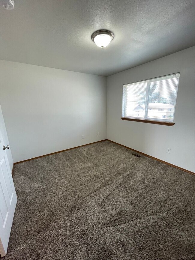 Building Photo - 1308/1310 W Lakeside Dr