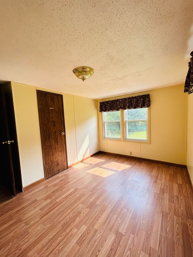 Building Photo - Country 3 Bed / 2 Bath Home for RENT