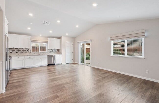 Building Photo - **Welcome Home to Your Dream Residence in Roseville!**