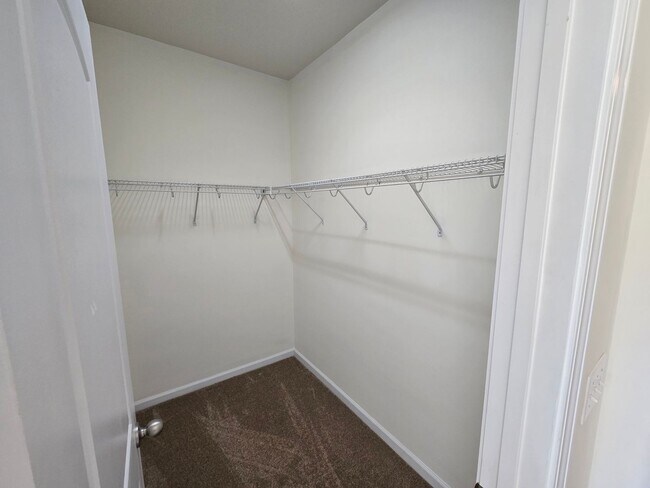 Building Photo - Spacious 3BR, 2.5BA Townhome with Loft & High Ceilings in a Fantastic Location!