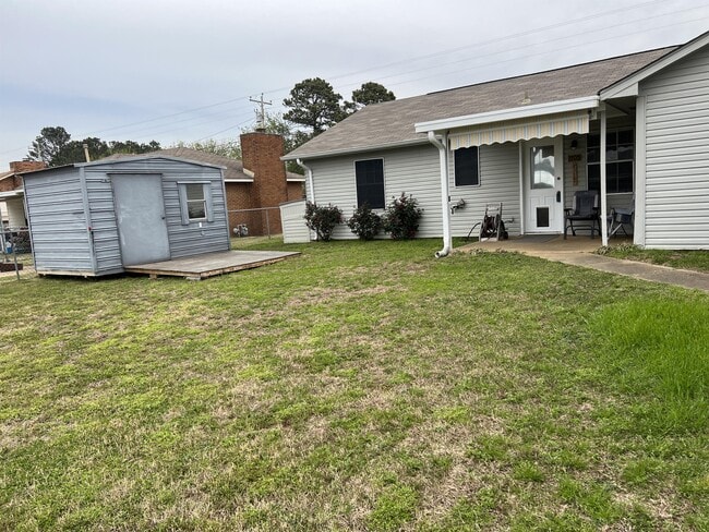 Building Photo - 1705 Deatsville Hwy