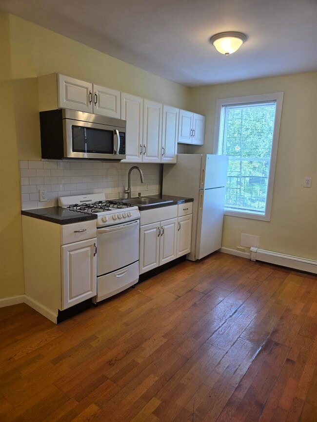 Building Photo - 281 Monmouth St