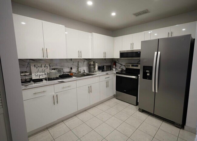 Building Photo - 4306 SW 131st Ave