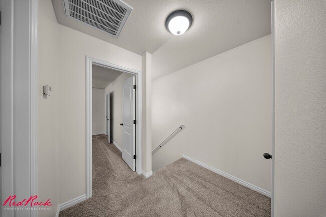 Building Photo - Adorable 3 Bedroom End Unit Townhome!