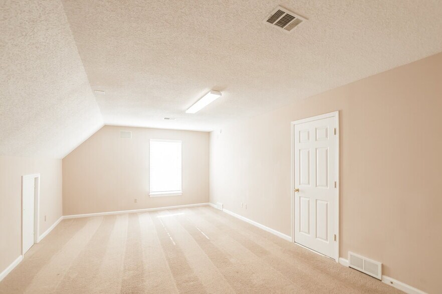 Building Photo - 7621 Dexter Manor Dr