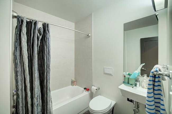 Building Photo - 5bd/3.5ba Seattle Home