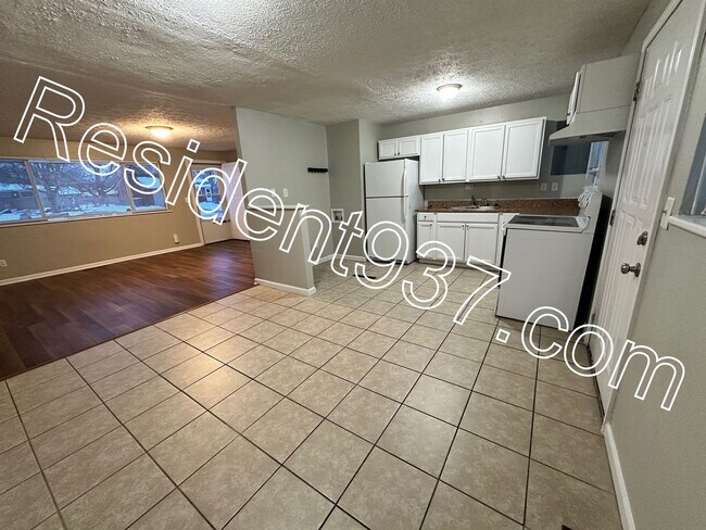 Building Photo - 3 Bed 2 bath Home