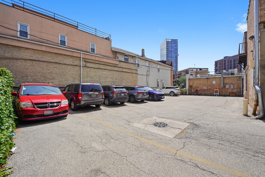 Building Photo - 1058 W Chicago Ave
