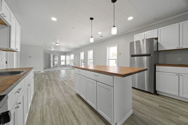 Building Photo - 801 W 26th St
