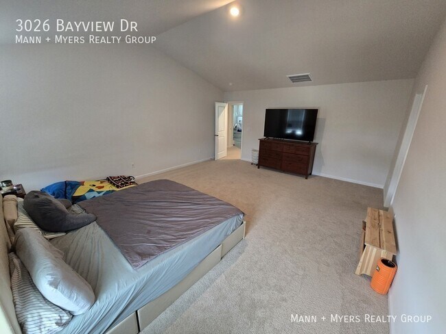 Building Photo - 3026 Bayview Dr