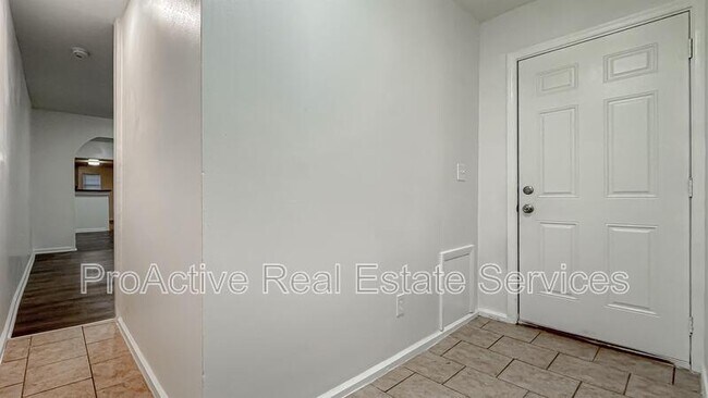 Building Photo - 3027 Peronne Ave