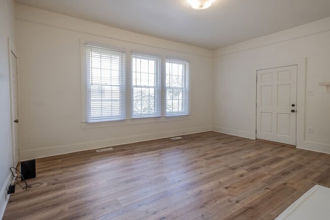 Building Photo - 621 Park Cir