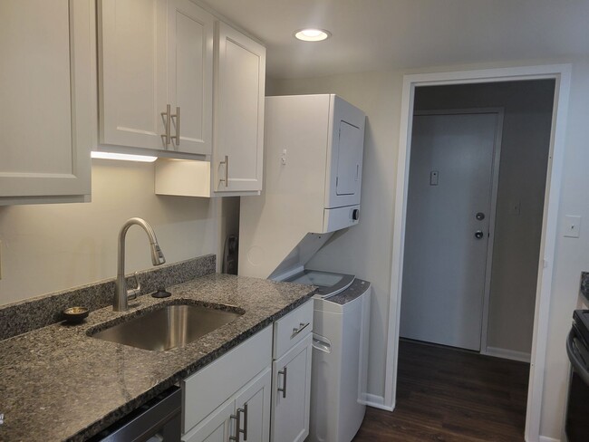 Building Photo - Charming 1 BR/1 BA Condo in Greenbelt!