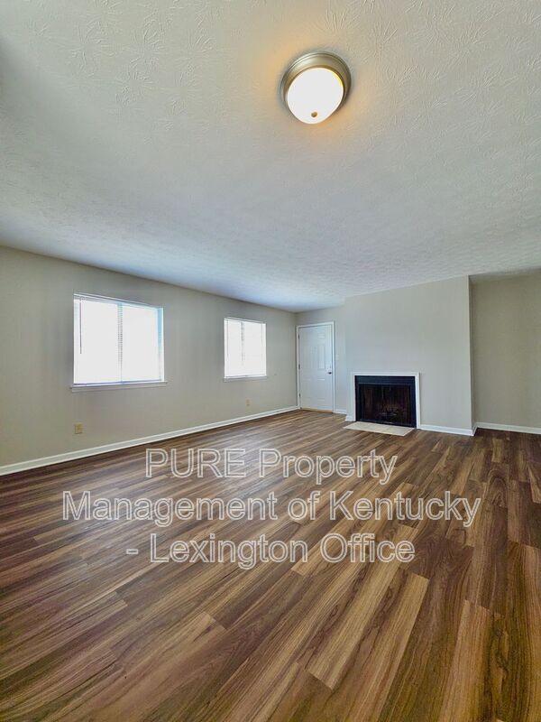 Building Photo - 3772 Camelot Dr