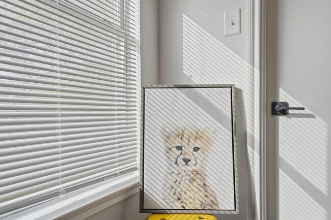 Building Photo - 4 bed with back yard in great East side location.