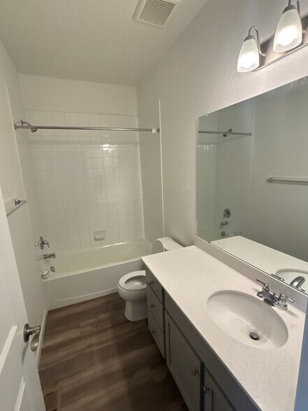 Building Photo - 404 Millwall Cir
