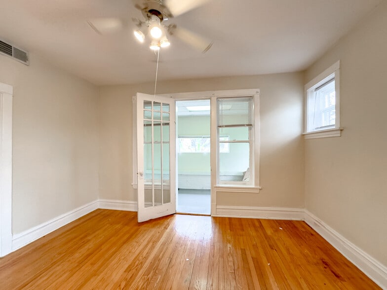 Building Photo - 5000 N Sawyer Ave