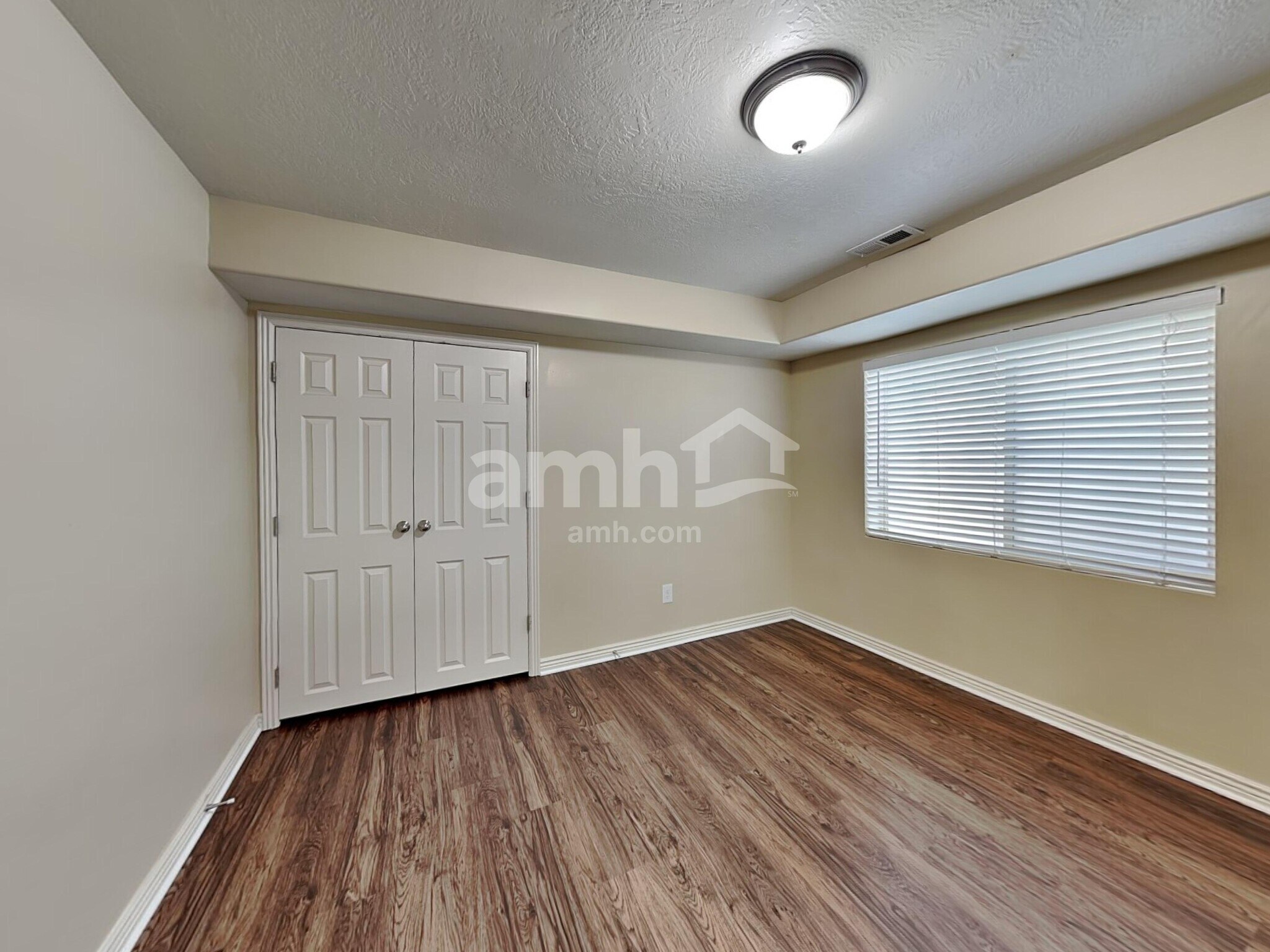 Building Photo - 31 W Clear Water Dr