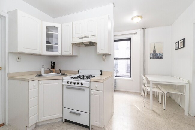 Building Photo - 312 E 93rd St