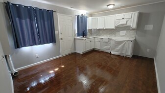 Building Photo - 2133 Woodbine Ave