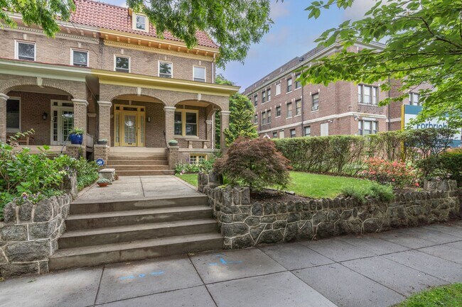 Building Photo - Charming Townhome | 5 Bed | 3.5 Bath | 2,400 Sf | Covered Front Porch & Large Fenced-In Backyard ...