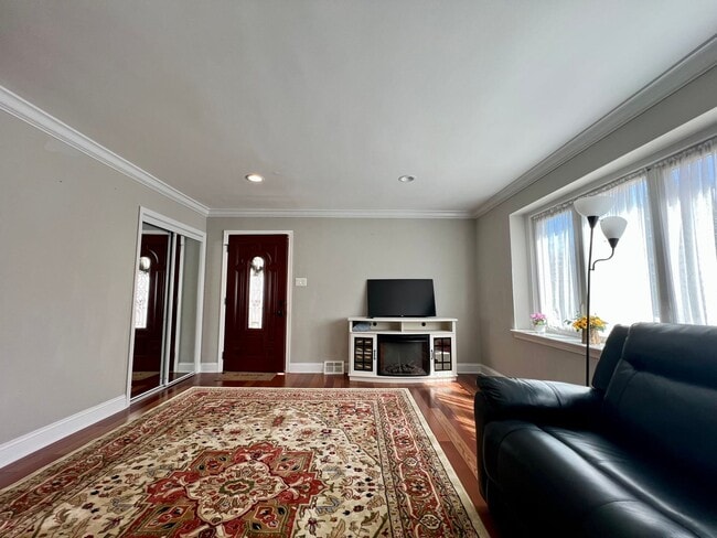 Building Photo - Gorgeous 4-Bedroom Townhome with One-Car Garage! Available NOW!