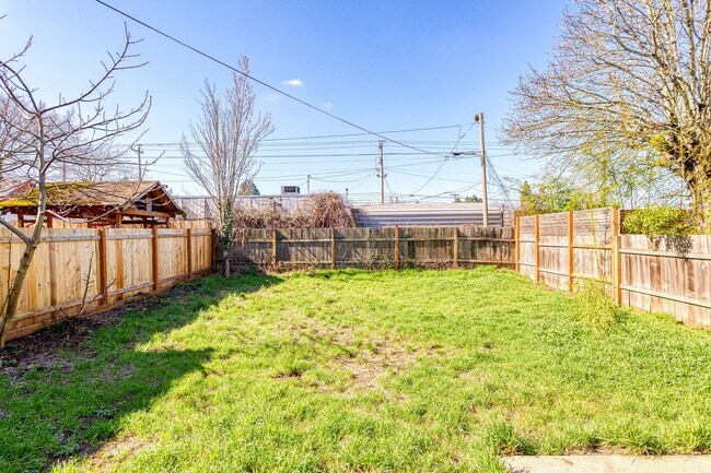 Building Photo - 5649 SE 83rd Ave