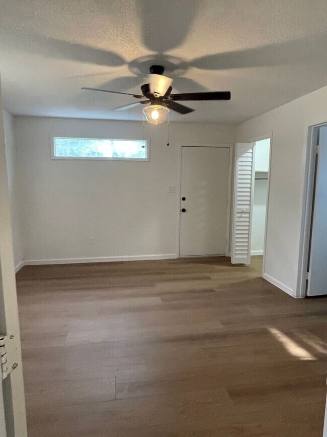 Building Photo - 2 Bed / 2 Bath with office space Home for Rent – Renovated Kitchen & Fenced Backyard