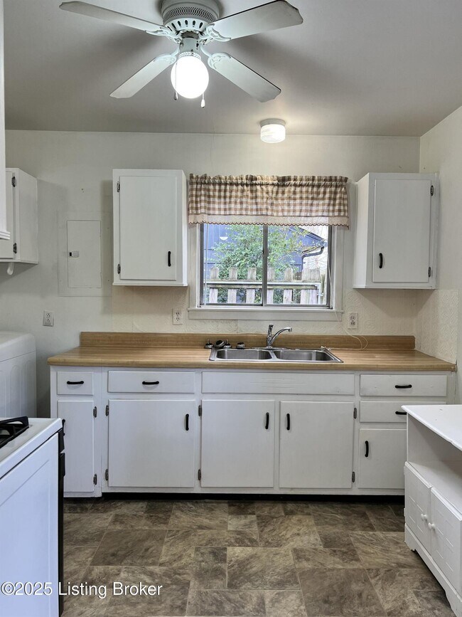 Building Photo - 3122 Commander Dr