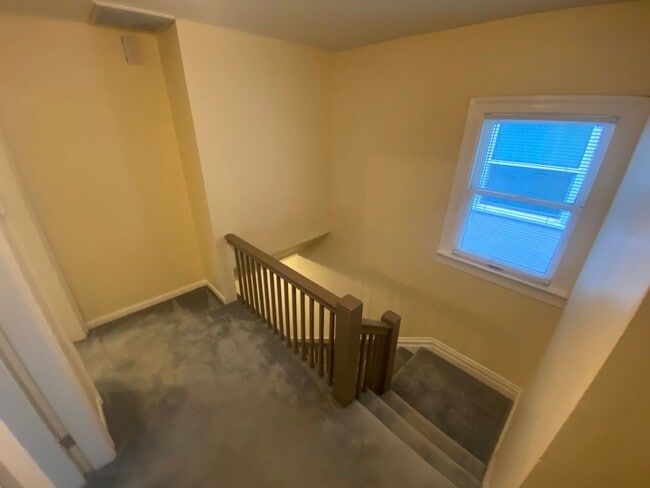 Building Photo - Advent - Gorgeous 5 Bedroom Home With Front/Backyard, Driveway & Washer/Dryer!