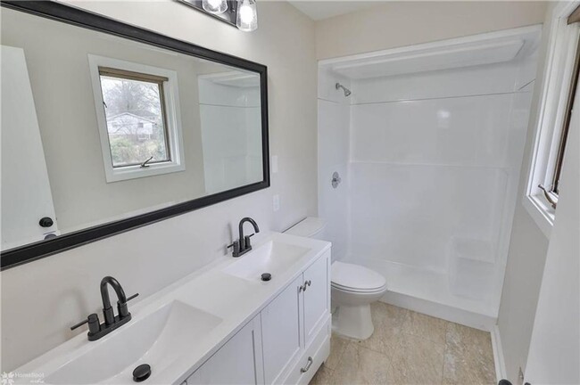 Building Photo - Newly Updated 4Br 2 1/2 Bath Home Availabl...