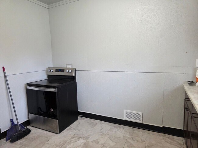 Building Photo - 3-Bedroom, 1-Bathroom Home with Basement – $1,250/Month - Accepting Section 8