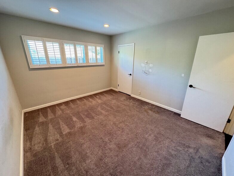 Building Photo - 3957 Woodfield Dr
