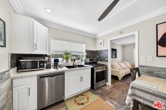 Building Photo - 1200 Tamarind Ave