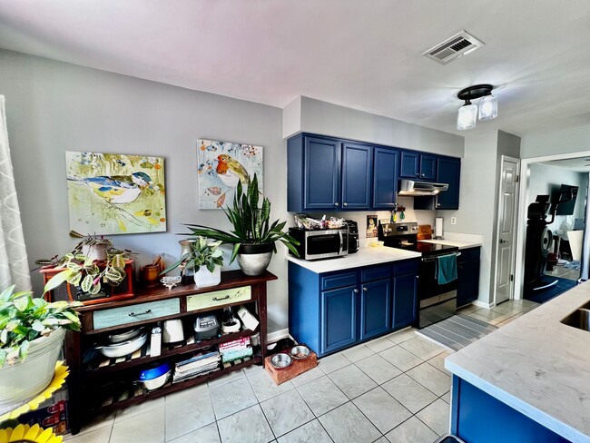 Building Photo - Beautiful End Unit Townhouse