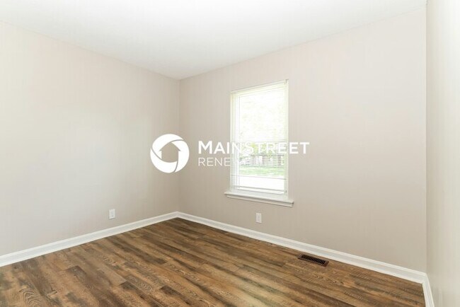 Building Photo - 3 Bedroom Pet-Friendly Home in Louisville, KY with Main Street Renewal