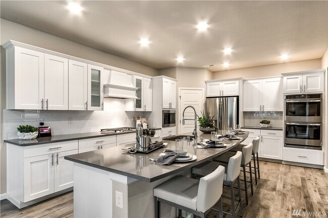Building Photo - Beautiful Home Close to Everything 4BD