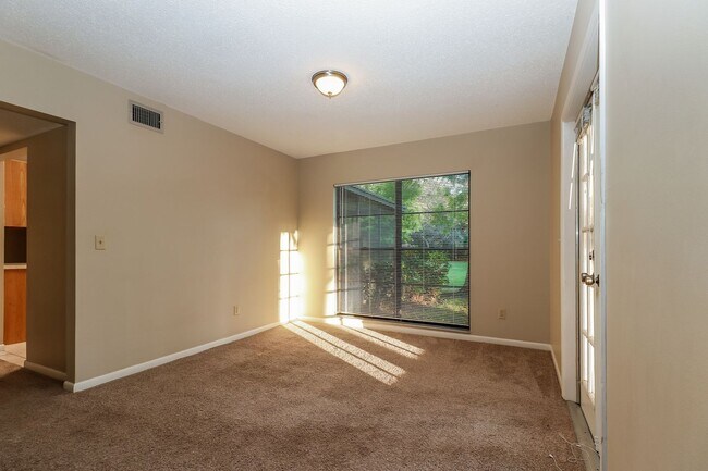 Building Photo - 15801 Knollview Dr