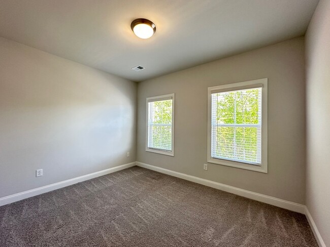 Building Photo - SPACIOUS TOWNHOME