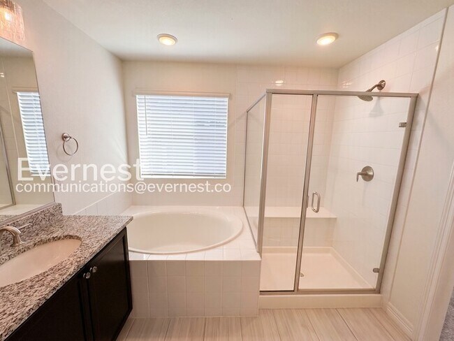 Building Photo - 4 bed/2.5 bath Stunning Single Family Home with Modern Amenities