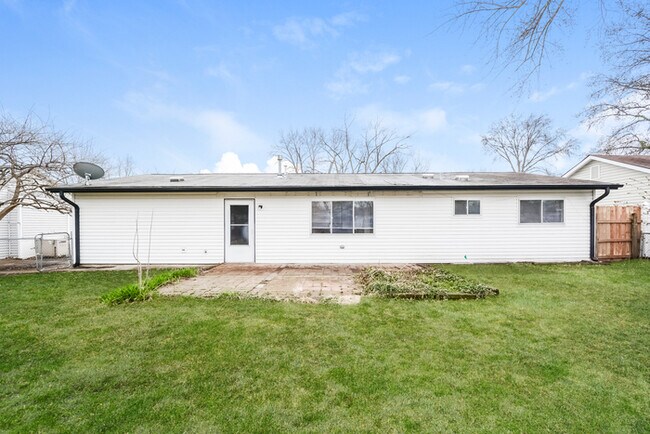 Building Photo - Fantastic 3bd/2ba home! Coming soon!