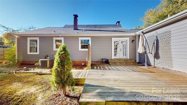 Building Photo - 1412 N Sharon Amity Rd