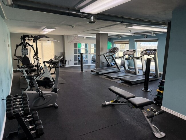 Building Photo - 800 N Washington St