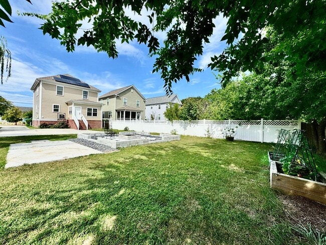 Building Photo - A Block From The Beaches! Ready 09-21-26! Oversized Parking Pad, Pet Friendly!