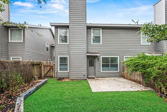Building Photo - 222 Blushwood Pl